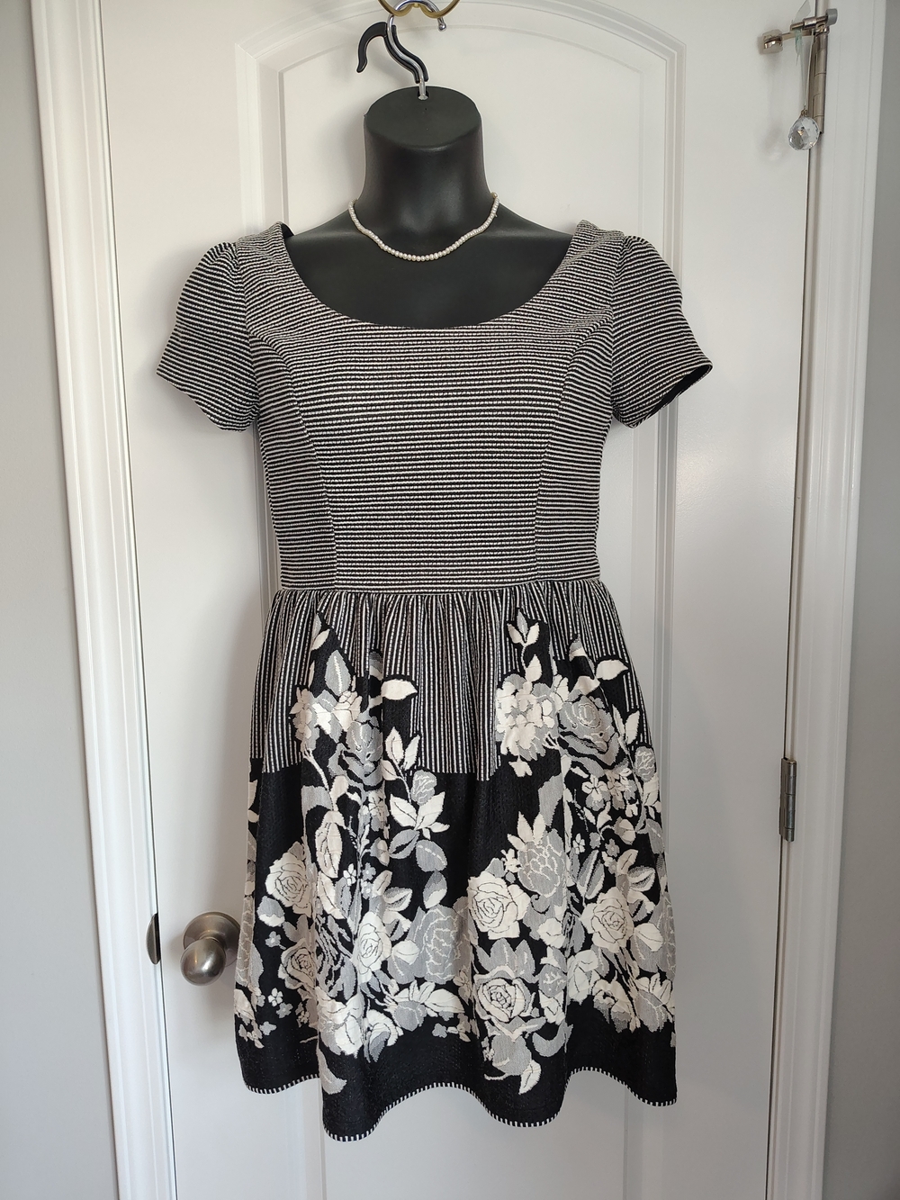 🌷miami Black and White Striped Bodice Floral Skater Dress Size Medium NWT🌷